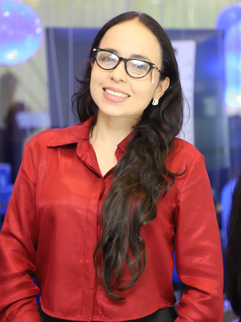 Paciente feliz con sus gafas nuevas en jornada visual OTIKA